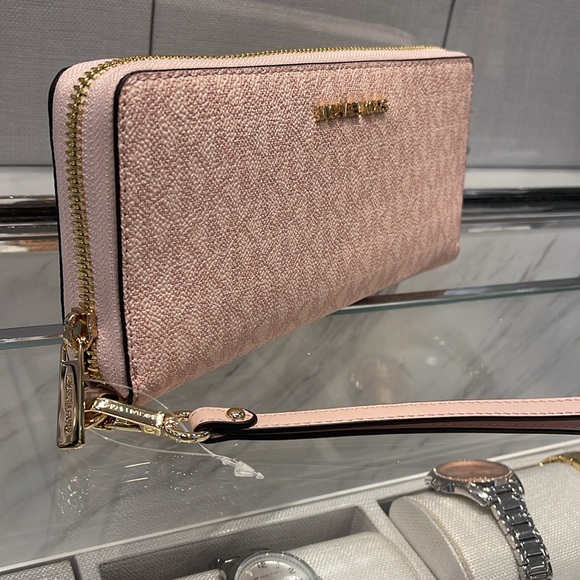 MICHAEL KORS Jet Set Travel Lg Signature Logo Continental Wristlet
POWDER BLUSH - Picture 13 of 16